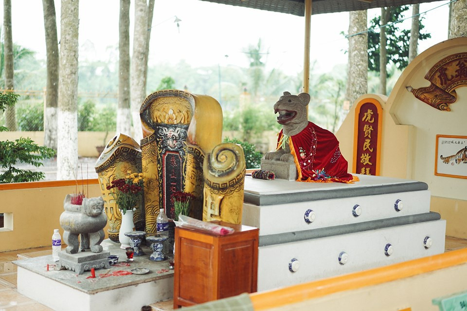  Cù lao Ông Hổ về mặt hành chính là xã Mỹ Hòa Hưng, TP Long Xuyên, tỉnh An Giang. Người ta thường giải thích địa danh này bằng những truyền thuyết về con hổ sống có tình nghĩa, không phải hổ dữ. Tại cù lao có Bửu Long Cổ Tự, thường được gọi là chùa Ông Hổ. Nơi đây có mộ Ông Hổ, ghi dấu ấn quan trọng trong đời sống cư dân cù lao, thu hút sự chú ý của du khách. Ảnh: Mekong Delta Explorer.