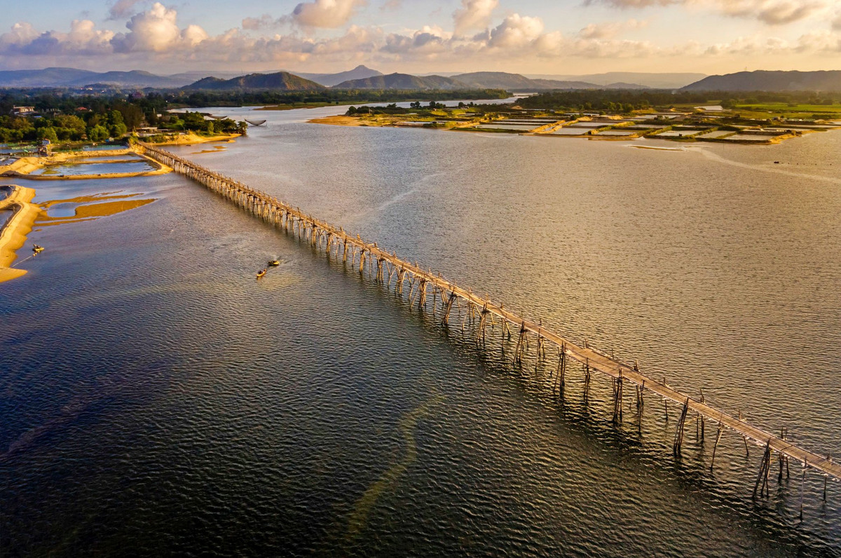 Nằm tại tỉnh Phú Yên, cầu gỗ Ông Cọp (hay cầu Miễu Ông Cọp, cầu Bình Thạnh, cầu Tuy An) nối các thôn phía bắc xã An Ninh Tây, huyện Tuy An với quốc lộ 1A, giáp thị xã Sông Cầu. Đây được xem là cầu gỗ dài nhất Việt Nam. Cầu mang dáng vẻ mộc mạc, bình dị, thu hút nhiều bạn trẻ tìm đến check-in những năm gần đây. Ảnh: Quang Ngọc.