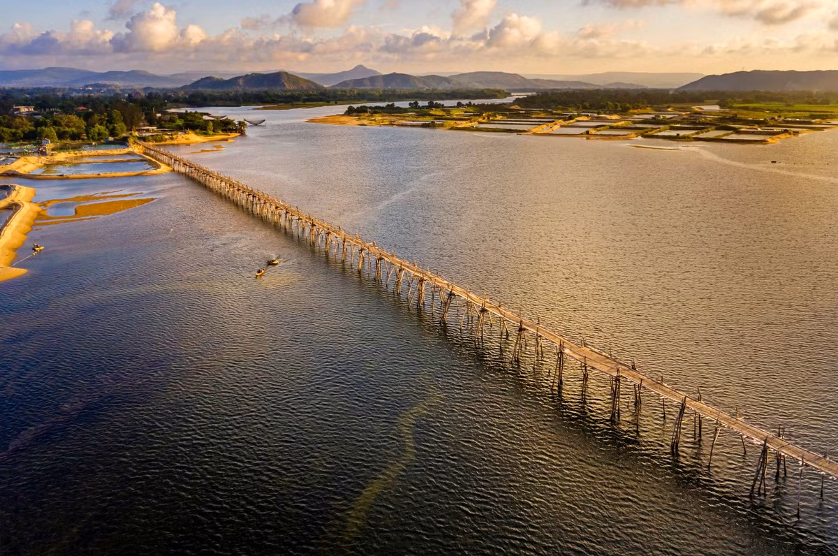 Nằm tại tỉnh Phú Yên, cầu gỗ Ông Cọp (hay cầu Miễu Ông Cọp, cầu Bình Thạnh, cầu Tuy An) nối các thôn phía bắc xã An Ninh Tây, huyện Tuy An với quốc lộ 1A, giáp thị xã Sông Cầu. Đây được xem là cầu gỗ dài nhất Việt Nam. Cầu mang dáng vẻ mộc mạc, bình dị, thu hút nhiều bạn trẻ tìm đến check-in những năm gần đây. Ảnh: Quang Ngọc.