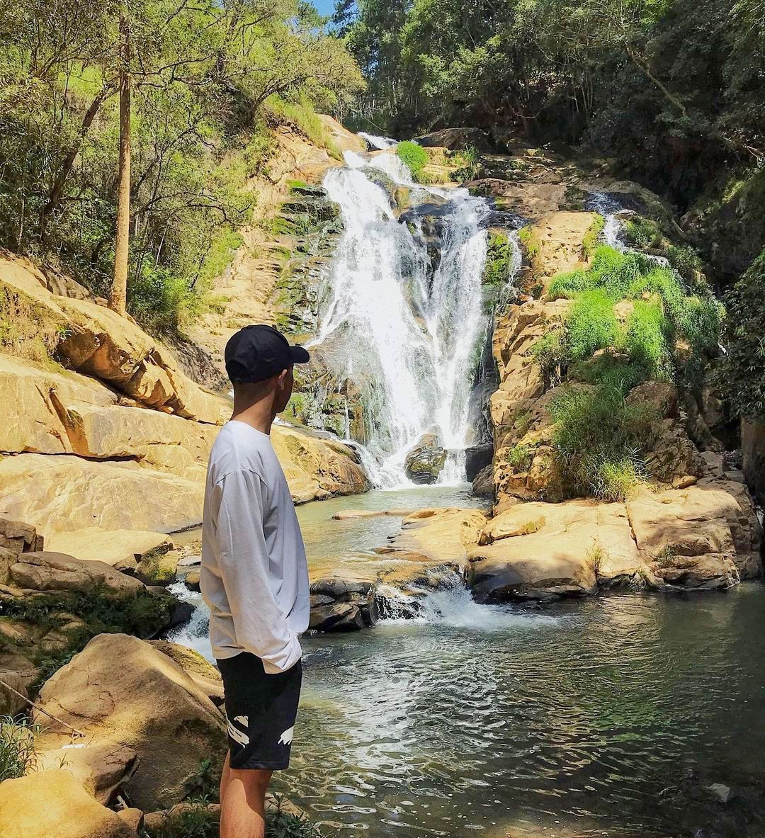 Thác Hang Cọp nằm ở xã Xuân Thọ, TP Đà Lạt (Lâm Đồng), giữa khung cảnh thiên nhiên còn nhiều nét hoang sơ. Một số tài liệu cho biết, theo truyền thuyết xưa của người Chi’ll, vùng rừng núi này từng có cọp dữ hoành hành, một dũng sĩ người Chi’ll dũng cảm đã quyết tâm tìm cách diệt cọp, trừ hại cho dân. Ảnh: Quy Anh.