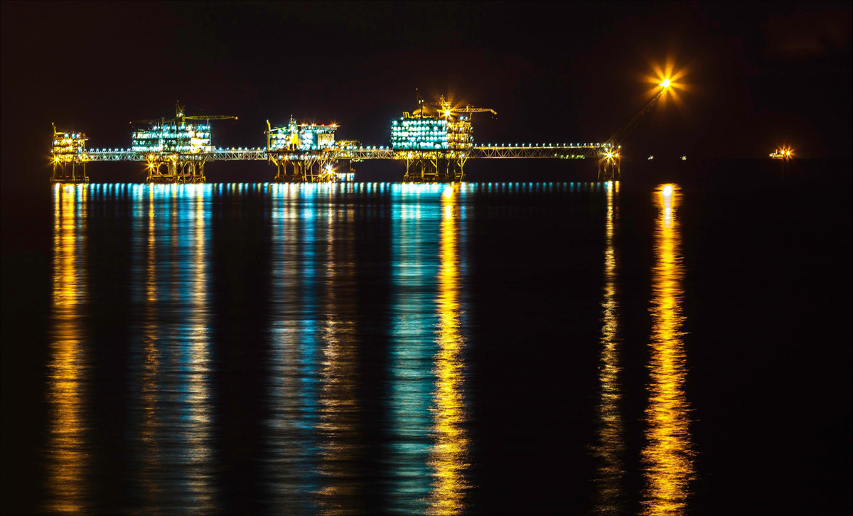 Mỏ Bạch Hổ cách TP Vũng Tàu (Bà Rịa - Vũng Tàu) khoảng 145 km, thuộc bồn trũng Cửu Long. Nơi đây được xem là mỏ có lượng dầu khí lớn nhất trên thềm lục địa phía nam đất nước. Theo Cổng TTĐT Tập đoàn Dầu khí Việt Nam, sản phẩm khai thác chính tại mỏ Bạch Hổ là dầu thô, với sản lượng khoảng 10.500 tấn/ngày. Ảnh: Bùi Minh Trí.