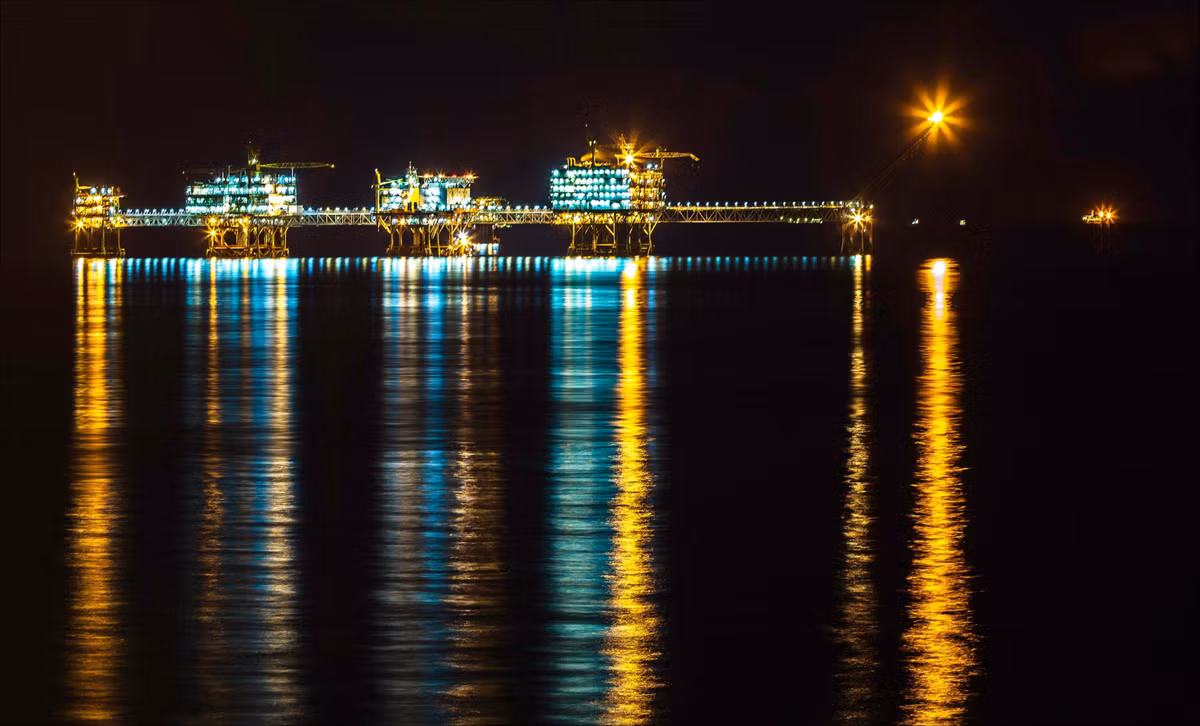 Mỏ Bạch Hổ cách TP Vũng Tàu (Bà Rịa - Vũng Tàu) khoảng 145 km, thuộc bồn trũng Cửu Long. Nơi đây được xem là mỏ có lượng dầu khí lớn nhất trên thềm lục địa phía nam đất nước. Theo Cổng TTĐT Tập đoàn Dầu khí Việt Nam, sản phẩm khai thác chính tại mỏ Bạch Hổ là dầu thô, với sản lượng khoảng 10.500 tấn/ngày. Ảnh: Bùi Minh Trí.