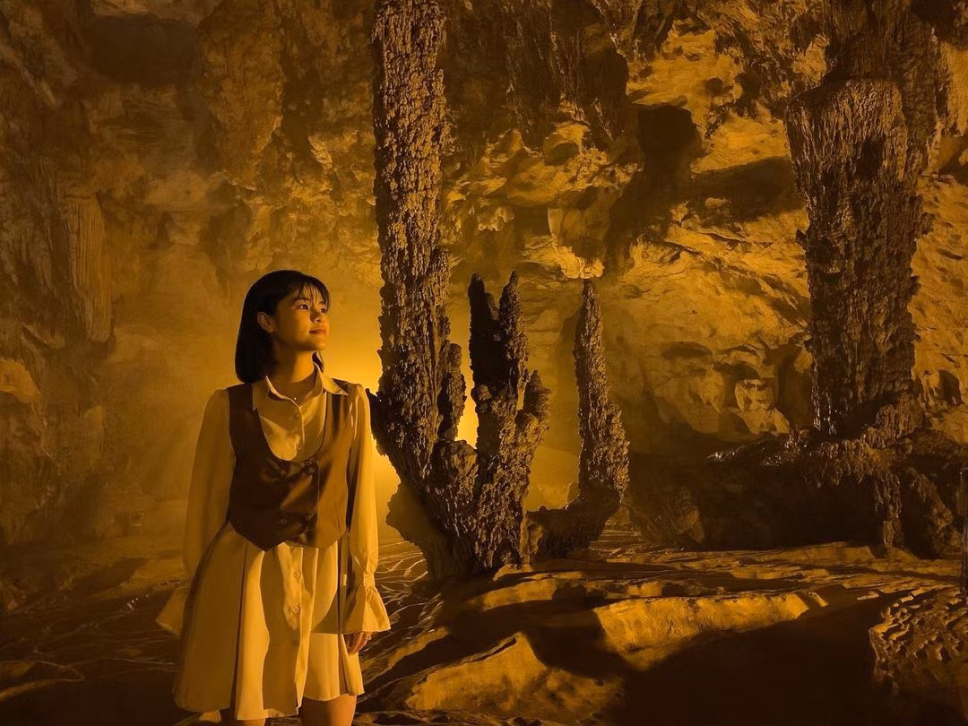 Động Ngườm Ngao là điểm đến hấp dẫn ở huyện Trùng Khánh, tỉnh Cao Bằng. Theo trang thông tin Du lịch Cao Bằng, động Ngườm Ngao trong tiếng Tày có nghĩa là động Hổ, được phát hiện vào năm 1921, đưa vào khai thác du lịch từ năm 1996. Theo kết quả khảo sát gần đây, động Ngườm Ngao dài gần 2.770 m, hiện mới khai thác du lịch một đoạn hang dài gần 950 m. Người ta cho rằng do một dòng suối ngầm ở đây chảy rì rầm ngày đêm, phát ra âm thanh vọng vào vách hang nghe như tiếng hổ gầm, nên từ đó gọi thành tên động. Ảnh: Anna_nguyen315.