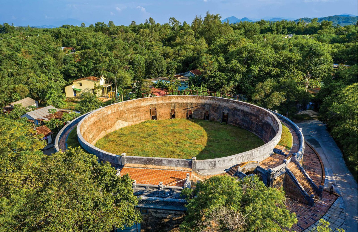 Di tích Hổ Quyền hiện thuộc phường Thủy Biều, TP Huế (Thừa Thiên - Huế). Theo tư liệu của Trung tâm Bảo tồn Di tích Cố đô Huế, Hổ Quyền là một di tích khá đặc biệt trong quần thể di tích cố đô. Đây là một đấu trường lộ thiên hình vành khăn độc đáo, được xây dựng dưới triều vua Minh Mạng. Hổ Quyền thực sự là một chuồng nuôi hổ, cũng là nơi diễn ra những cuộc tử chiến giữa voi và hổ. Ảnh: Nguyễn Phong/Báo Thừa Thiên - Huế.