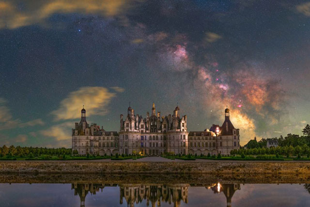 ##ss###style="text-decoration: underline;">Hiện tượng lạ trên bầu trời lâu đài ở Centre-Val de Loire, Pháp.