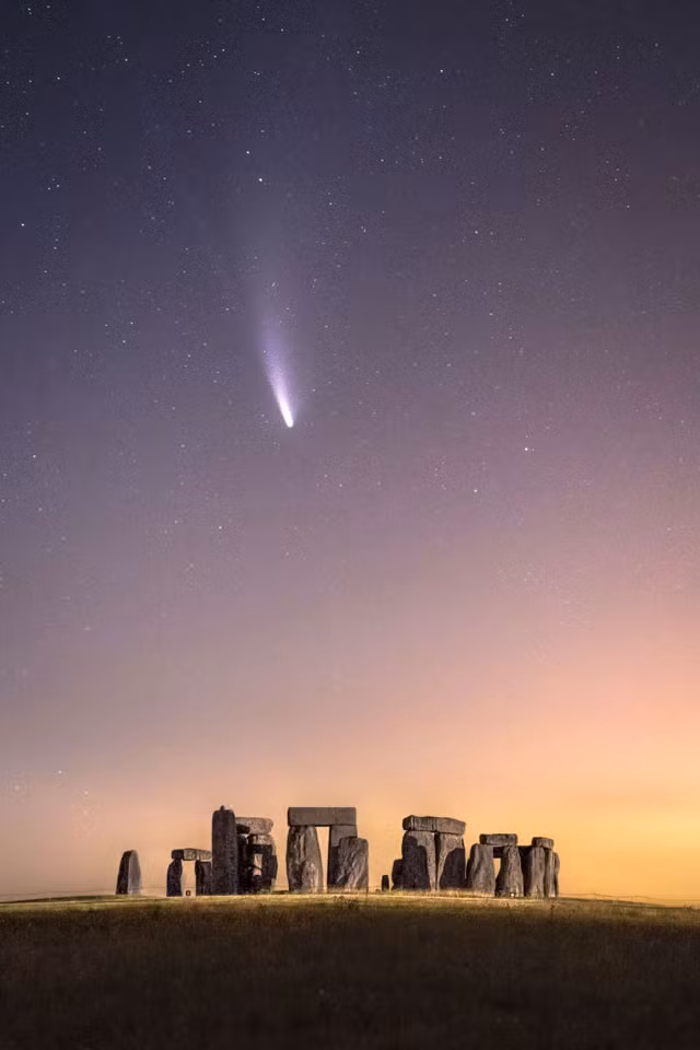 Sao chổi Neowise bay vụt qua trên bầu trời bãi đá Stonehenge, Anh.
