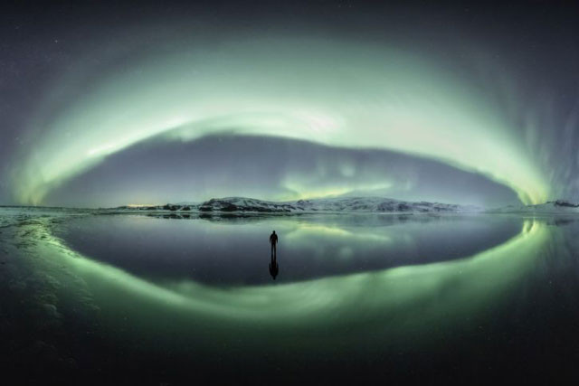 ực quang thắp sáng bầu trời gần Vik, Iceland.