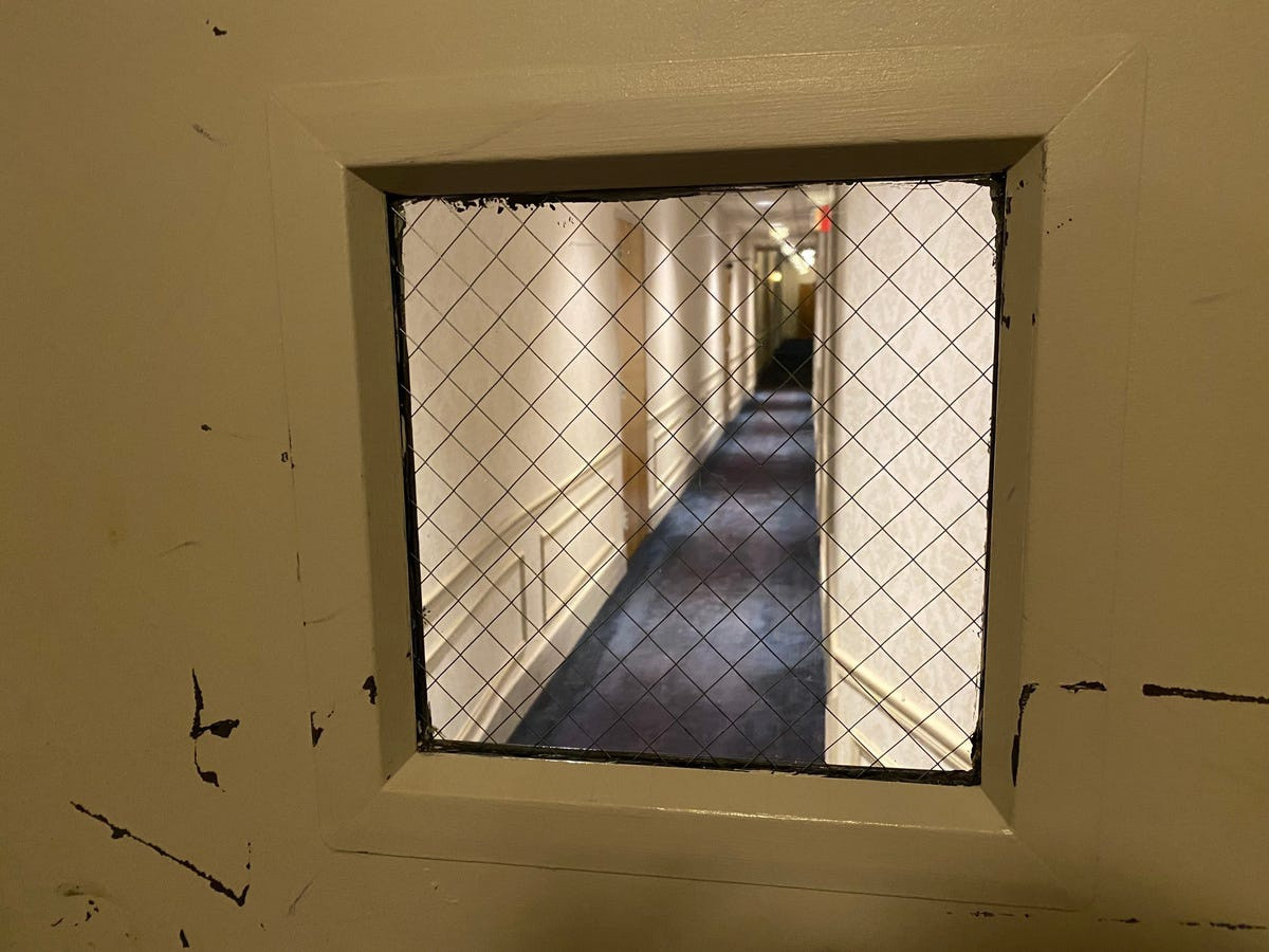  Các hành lang dường như không bao giờ kết thúc, ở cuối mỗi hành lang có một cánh cửa dẫn đến một hành lang khác, rất nhiều khúc quanh và ngõ cụt. Olito thậm chí bị lạc chỉ sau vài phút. Ảnh: Insider.