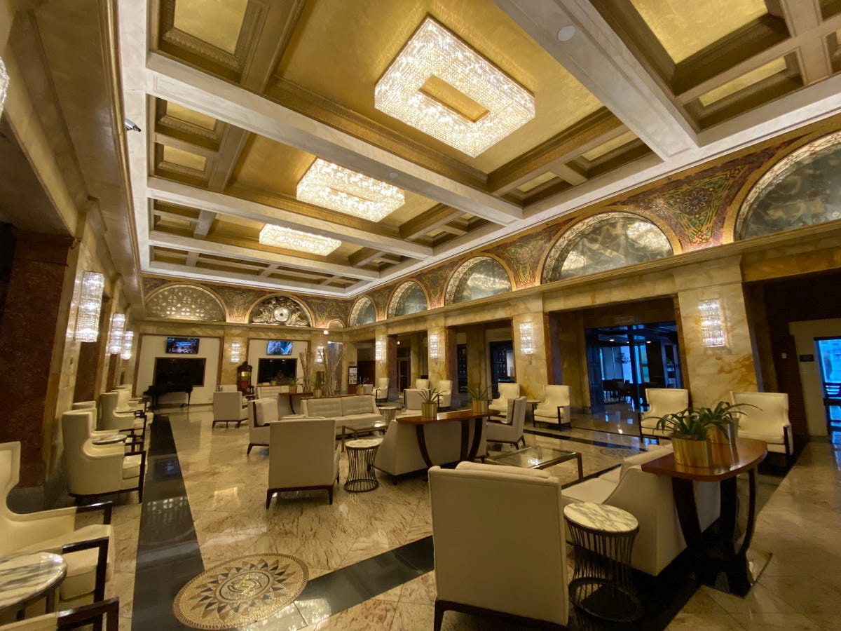  Sảnh của khách sạn Congress Plaza trông rất sang trọng. Nhưng kèm theo là một cảm giác kỳ lạ khi bước vào sảnh đợi và khi nhận phòng.