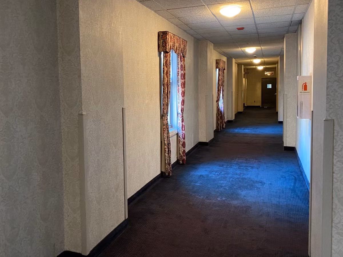  Những hành lang không một bóng người: Các hành lang ở đây đều trống rỗng, bạn chỉ có thể thấy một hoặc hai người khách khác mỗi lần di chuyển trong khách sạn. Siddiqui cho rằng điều này rất có thể là do ảnh hưởng của đại dịch, khách sạn đã không hoạt động hết công suất vì du lịch toàn cầu bị hạn chế.