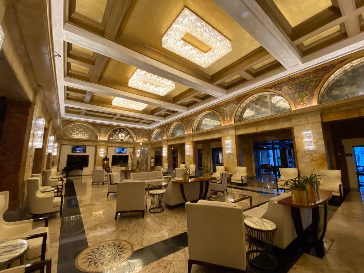  Sảnh của khách sạn Congress Plaza trông rất sang trọng. Nhưng kèm theo là một cảm giác kỳ lạ khi bước vào sảnh đợi và khi nhận phòng.