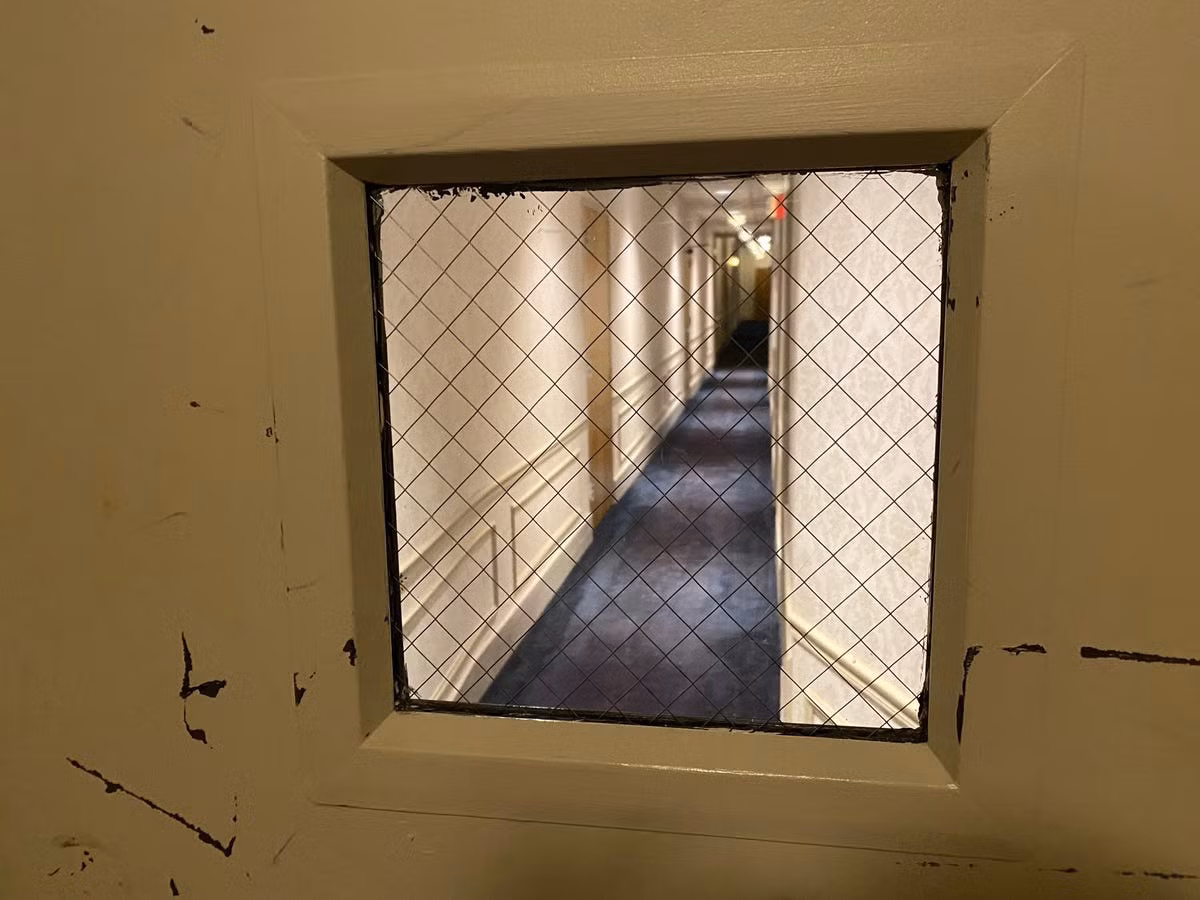  Các hành lang dường như không bao giờ kết thúc, ở cuối mỗi hành lang có một cánh cửa dẫn đến một hành lang khác, rất nhiều khúc quanh và ngõ cụt. Olito thậm chí bị lạc chỉ sau vài phút. Ảnh: Insider.