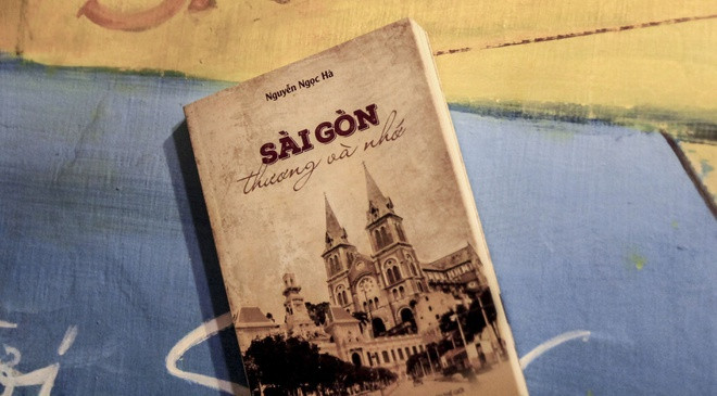  Sài Gòn thương và nhớ. Tập tản văn gồm 52 bài của Nguyễn Ngọc Hà là tiếp nối của những tựa sách viết về mảnh đất Sài Gòn xưa. Tác phẩm có sự xuất hiện của nhiều hình ảnh tư liệu về những quán ăn, tiệm cắt tóc, công viên, di tích lịch sử ghi đậm dấu ấn của thành phố. Cuộc sống có thiếu thốn, lam lũ, nhưng người dân nơi đây vẫn yêu thương, đùm bọc nhau bằng tình người ấm áp.