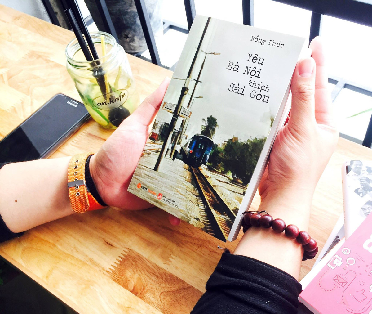 Yêu Hà Nội, thích Sài Gòn. Cuốn sách của nữ nhà báo Hồng Phúc mang đến những rung cảm tinh tế mà lắng đọng về nhiều trăn trở trong cuộc sống, văn hóa, kinh tế ở hai mảnh đất Hà Nội và Sài Gòn. Đối với tác giả, tình yêu dành cho hai thành phố ấy chẳng thể nào đem ra so sánh được. Trải qua tuổi trẻ ở thủ đô và trưởng thành ở Sài Gòn, cô cho biết mình “yêu Hà Nội”, và “thích Sài Gòn”. Ảnh: Alpha Books.