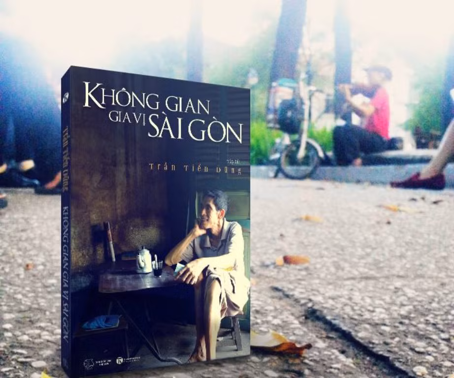  Không gian gia vị Sài Gòn. Đây là tập tùy bút thứ hai của tác giả Trần Tiến Dũng. Cuốn sách hội tụ nhiều hương vị món ăn, thức uống của người dân Sài Gòn xưa. Ở đó, độc giả được cảm thụ trọn vẹn từng khoảnh khắc hiện hữu với sự ân cần nêm nếm gia vị. Không gian bếp phương Nam mở ra với cơm tấm, cà phê, bánh mì, hủ tiếu, cà ri... Tất cả đều mang dư vị của tình yêu. Ảnh: Báo Văn Nghệ.