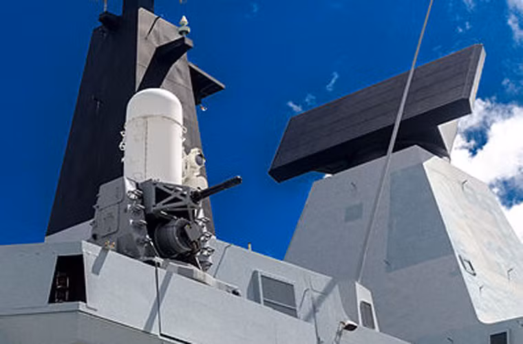 Bệ pháo phòng không cao tốc 6 nòng cỡ 20mm Phalanx dùng để đánh chặn tên lửa hành trình, máy bay, uav bay thấp ở cự ly xa 3,6km.