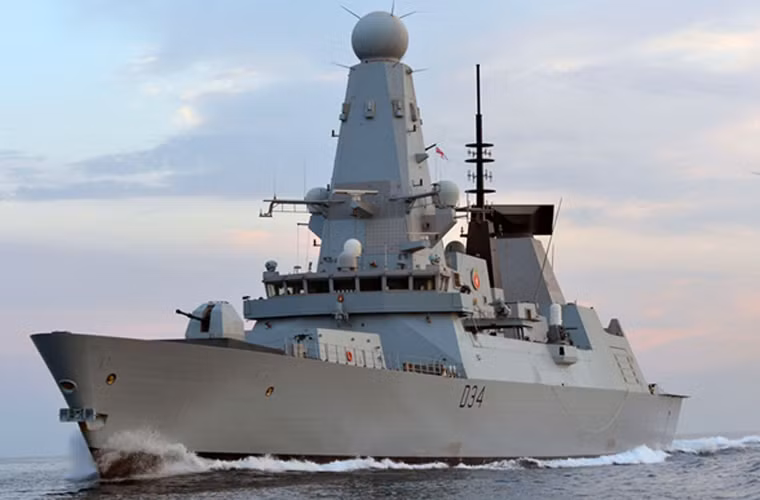 HMS Daring thuộc lớp tàu khu trục phòng không Type 45 Brave có giá khoảng 1 tỷ bảng Anh (tương đương 2 tỷ USD). Đây được xem là một trong chiến hạm tối tân hàng đầu thế giới, mạnh nhất Hải quân Hoàng gia Anh hiện nay. Lớp tàu có lượng giãn nước toàn tải 8.500 tấn, dài 152,4m, rộng 21,2m, mớn nước 7,4m, thủy thủ đoàn 191 người (tối đa lên tới 235 người).