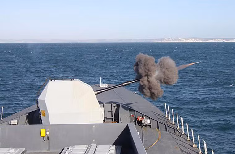 Trên tàu được trang bị nhiều loại hỏa lực pháo để tấn công – phòng thủ gồm: pháo hải quân hạng nặng 114mm (tầm bắn 22km, trong ảnh); 2 pháo 30mm; 2 tổ hợp pháo phòng không cao tốc 20mm Phalanx; 2 súng máy 6 nòng 7,62mm và 6 súng máy.