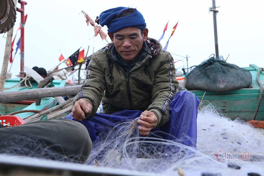 Ngư dân trang bị ngư cụ để ra khơi. Họ ra khơi từ 5h sáng đến 14h chiều cùng ngày thuyền sẽ vào bờ