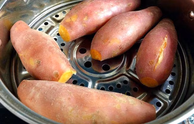 Hấp khoai đừng cho ngay vào nồi, thêm 2 bước nữa khoai mới ngọt ảnh 3