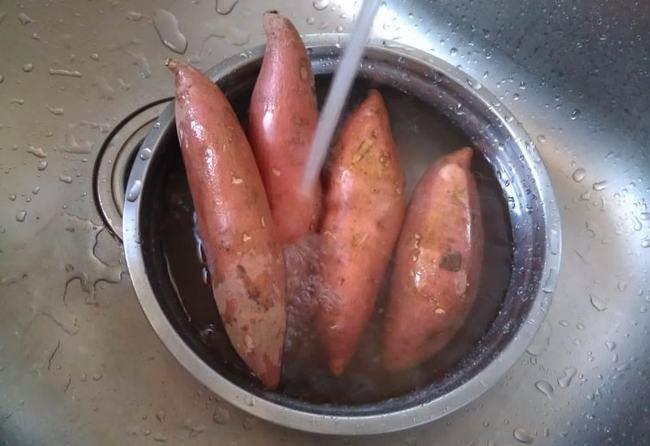 Hấp khoai đừng cho ngay vào nồi, thêm 2 bước nữa khoai mới ngọt ảnh 1