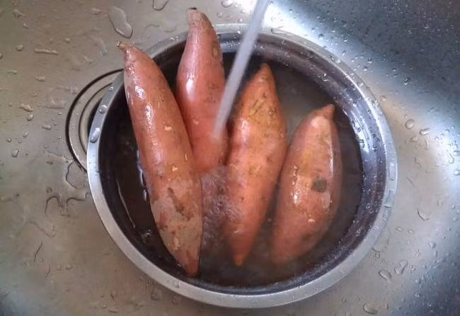 Hấp khoai đừng cho ngay vào nồi, thêm 2 bước nữa khoai mới ngọt ảnh 1