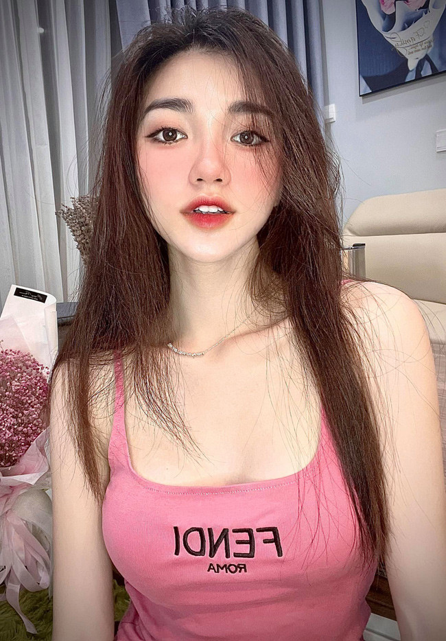 Với lợi thế ngoại hình, Ngọc Nữ từng tiếp tục đăng ký tham gia cuộc thi "Hoa hậu Việt Nam 2018" nhưng xin rút giữa chặng đường vì lý do không thể sắp xếp ổn thoả cho việc học tập.