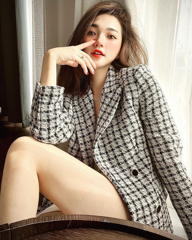 Nhờ có nụ cười rạng rỡ mà Ngọc Nữ toả sáng giữa dàn "Người đẹp Kinh Bắc 2017" dù cô chỉ là một trong những nhân viên hỗ trợ bê hoa quà trao giải.