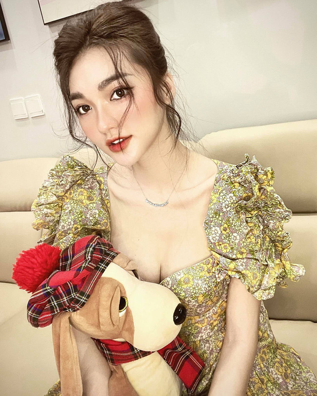 Tham gia cuộc thi "Hoa hậu Hoàn vũ 2017", người đẹp Nghệ An cũng đạt giải thí sinh có gương mặt đẹp nhất.