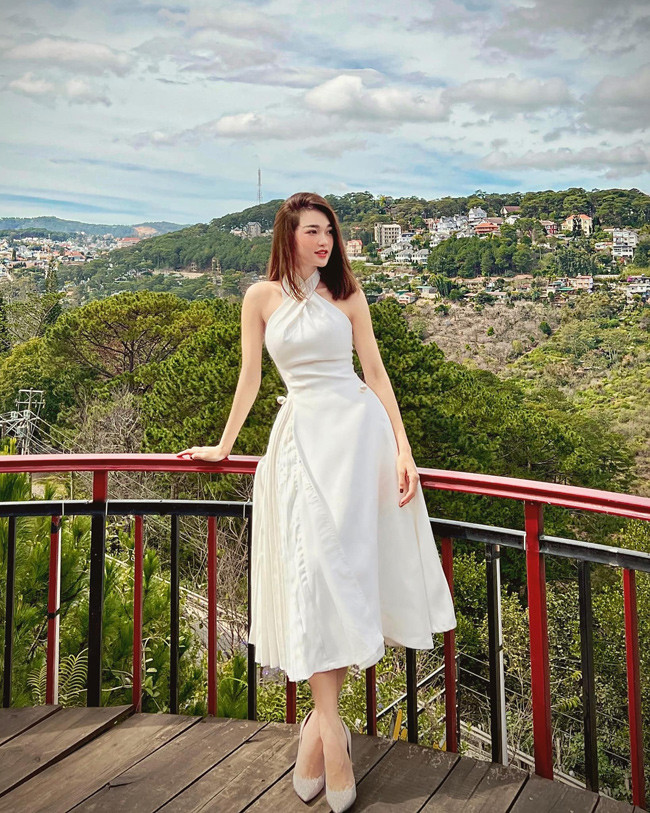 Sở hữu nhan sắc xinh đẹp, kỹ năng biểu diễn tốt, cô nàng có lợi thế về mặt truyền thông.