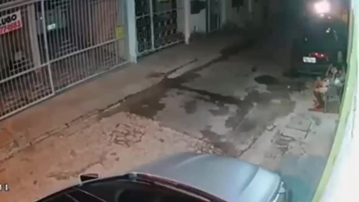 Clip: Di cuop gap dung “cao thu”, bi dan vay danh hoi dong