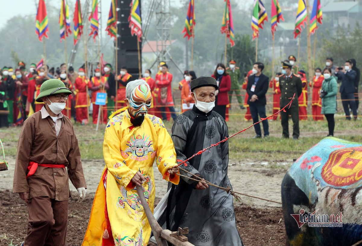 Chu tich nuoc xuong dong cay ruong o le Tich dien-Hinh-8