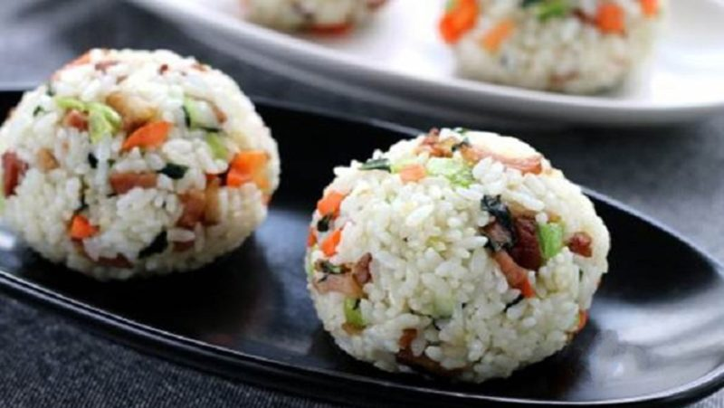 Cơm nguội thừa mùa lạnh đừng vội đổ đi, cứ vo nắm tròn rồi nấu - Hình 3 Com nguoi thua mua lanh dung voi do di, cu vo nam tron roi nau-Hinh-3