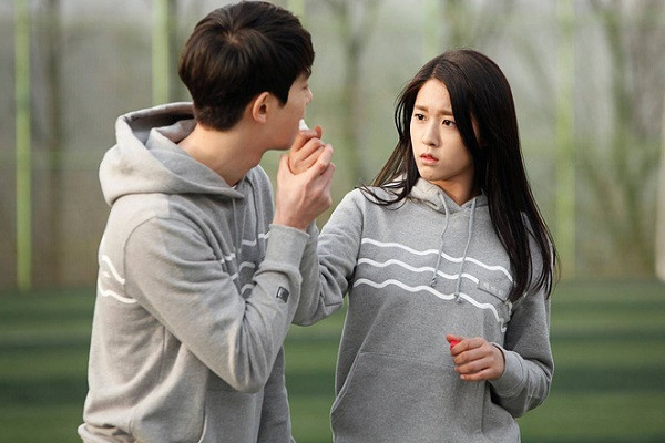 Sau đêm tân hôn nồng nàn, thăng hoa, tôi đã bị rót nước lạnh thấu xương Sau dem tan hon nong nan, thang hoa, toi da bi rot nuoc lanh thau xuong