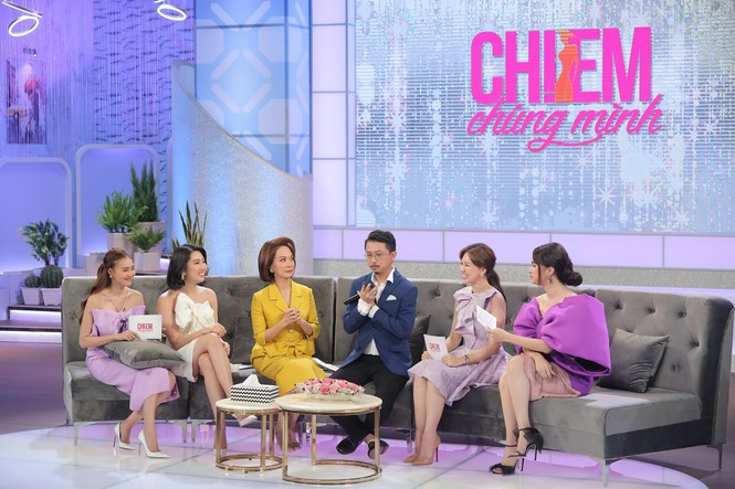 Hương Giang đã lường trước điều này nên chuẩn bị sẵn một chiếc chăn nhỏ để phủ lên đùi. Nhờ vậy mà váy có ngắn đến đâu thì cô cũng không ngại hớ hênh, không cần phải bối rối chỉnh sửa trang phục như nhiều sao nữ diện váy ngắn khác.