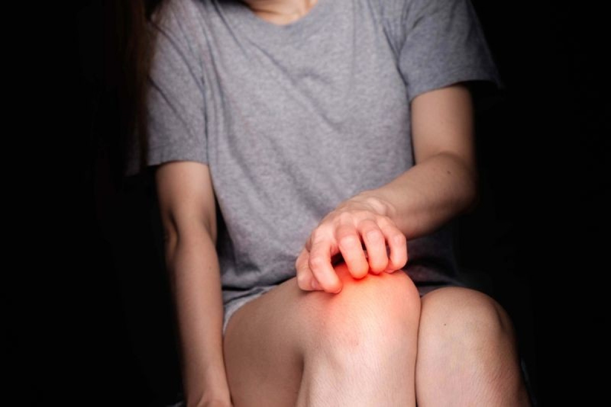 Phát ban: Sau vài ngày nhiễm virus, một số ít người bệnh sốt xuất huyết gặp tình trạng phát ban đỏ, thường là ở vùng mặt. Các nốt phát ban có thể ngứa hoặc không, và thường tự biến mất.