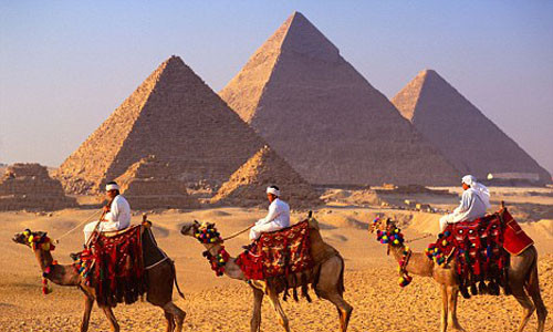 Người Ai Cập chọn địa điểm xây dựng kim tự tháp ở gần sông Nile vì họ có thể lợi dụng sức nước để vận chuyển dễ dàng hơn các khối đá lớn bằng thuyền đến địa điểm xây dựng.