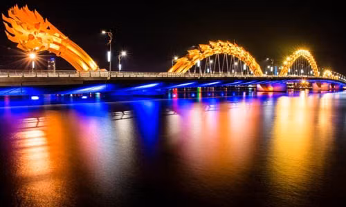 Architecturendesign cũng vinh danh Cầu Rồng của Việt Nam đứng ở vị trí thứ 13 trong top 15 cây cầu đẹp nhất thế giới. Cầu Rồng bắc qua sông Hàn, Đà Nẵng, với chiều dài 666m và có màn phun lửa, nước độc đáo vào đúng 21h tối.