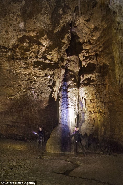 Hai nhà thám hiểm khám phá hang động tuyệt đẹp.