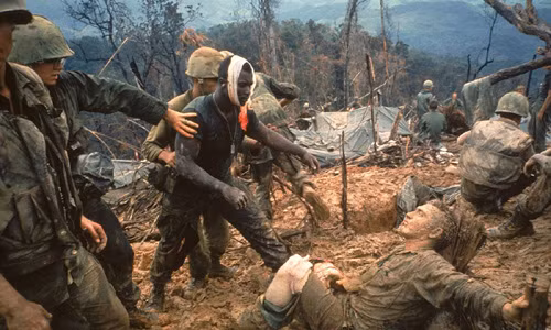 Nhiếp ảnh gia Larry Burrows đã chụp loạt ảnh giá trị về chiến tranh Việt Nam. Trong ảnh là lính thủy quân lục chiến Mỹ Jeremiah Purdie (ở giữa) bị thương phần đầu đang tiến về người đồng đội bị thương. Bức ảnh này được đăng trên tạp chí LIFE số ra ngày 28/10/1966.
