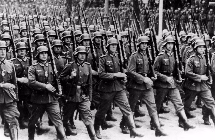 Năm 1942, Hitler muốn xâm lược Thụy Sỹ nhưng do địa hình quốc gia này được bao quanh bởi nhiều dãy núi có địa thế hiểm trở nên việc thực hiện sẽ không dễ dàng. Kế hoạch đó được đặt tên là Chiến dịch Tannenbaum.