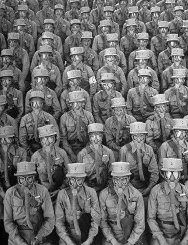 Nữ quân nhân ở bang Iowa, Mỹ mang mặt nạ chống độc trong thời gian tham gia cuộc huấn luyện năm 1942.