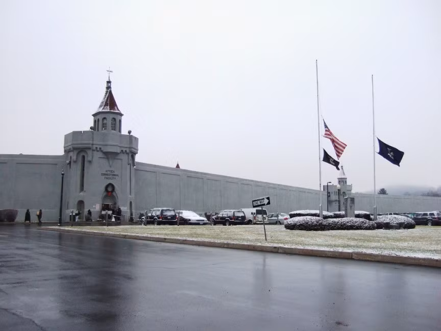1. Nhà tù Attica Correctional Facility nằm ở New York, Mỹ là một trong những nhà tù đáng sợ nhất hành tinh. Do số lượng tù nhân bị giam giữ ở đây luôn trong tình trạng quá tải nên những cuộc bạo loạn xảy ra tại nhà tù đã trở thành vấn đề lớn.