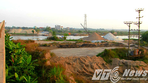 Tuy nhiên, trong thời gian qua, hai bên phía chân cầu (ngay sát mép sông Văn Úc) đã và đang tồn tại 3 bến bãi tập kết vật liệu xây dựng khổng lồ, chủ yếu là cát, đá xây dựng. Hàng ngày, các loại máy xúc cùng hàng trăm lượt phương tiện nườm nượp ra vào vận chuyển cát, đá đi tiêu thụ. Những ngày nắng cát bay mù mịt cuốn theo phưƠng tiện táp vào người đi đường.