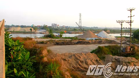 Tuy nhiên, trong thời gian qua, hai bên phía chân cầu (ngay sát mép sông Văn Úc) đã và đang tồn tại 3 bến bãi tập kết vật liệu xây dựng khổng lồ, chủ yếu là cát, đá xây dựng. Hàng ngày, các loại máy xúc cùng hàng trăm lượt phương tiện nườm nượp ra vào vận chuyển cát, đá đi tiêu thụ. Những ngày nắng cát bay mù mịt cuốn theo phưƠng tiện táp vào người đi đường.