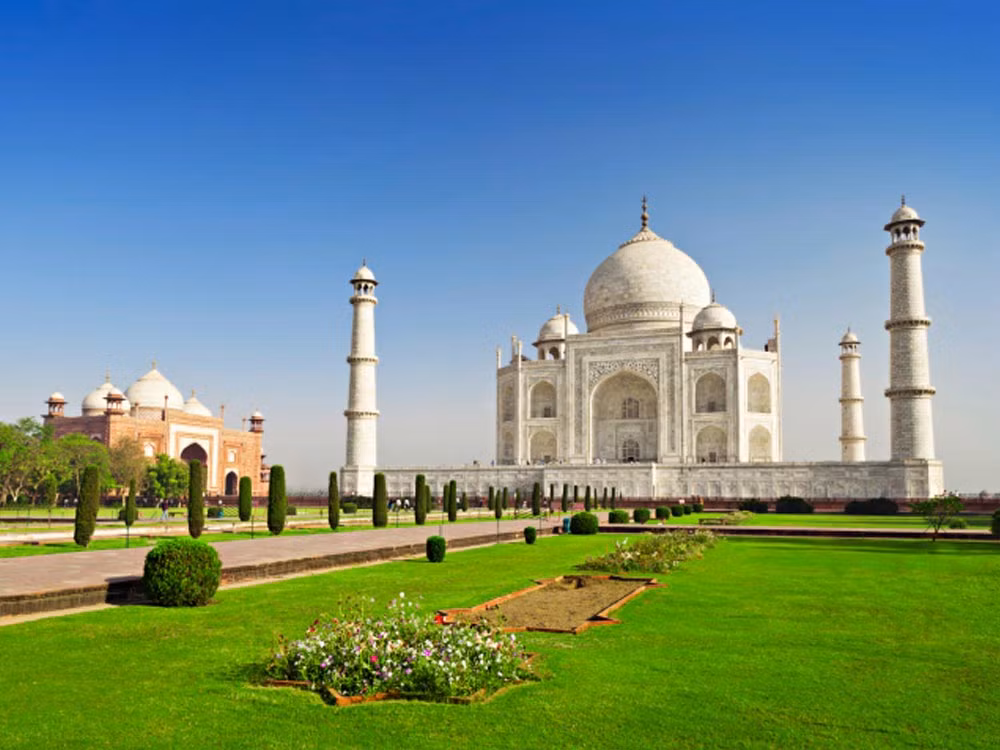 Cụ thể, trên mặt tiền lăng, nhiều miếng đá cẩm thạch bị phá hủy. Doanh trại của quân đội được xây dựng ngay trên khu đất của lăng mộ cũng như các pháo đài được binh sĩ sử dụng làm nơi trú quân. 