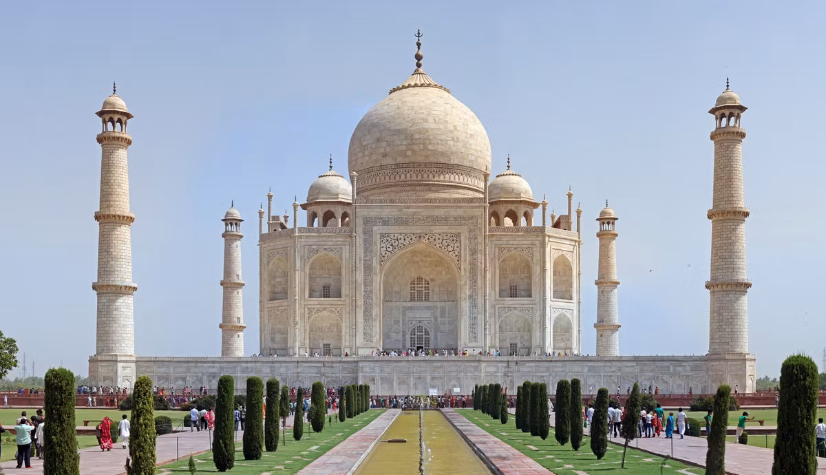 Tuy nhiên, sau khi hoàng đế Shah Jaha băng hà, lăng Taj Mahal không được chăm sóc chu đáo dẫn đến bị hư hại, xuống cấp.