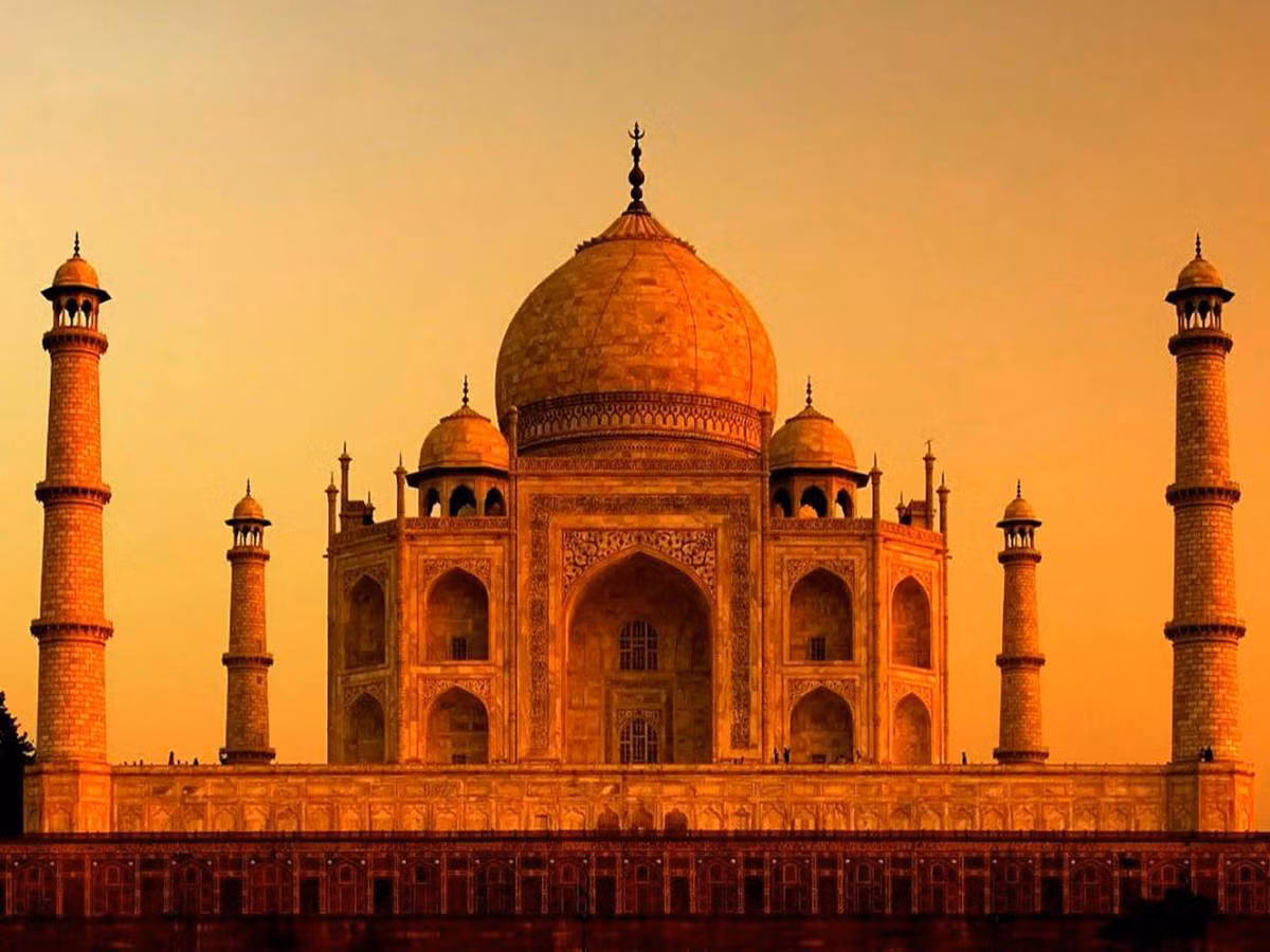 Sau đó, người ta còn lên kế hoạch phá bỏ lăng Taj Mahal và xây dựng tòa nhà chính phủ tại đó. Mặc dù sau đó, kế hoạch này đã phá sản nhưng công trình mang tính biểu tượng trên của Ấn Độ đã bị tháo dỡ, tàn phá liên tục.