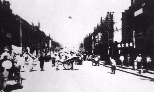 Một người đi đường đã chụp được ảnh một vật thể lạ xuất hiện trên bầu trời ở phố Tsientsien, Hồ Bắc, Trung Quốc hồi Chiến tranh thế giới 2. Không chỉ nhiếp ảnh gia kinh ngạc trước điều nhìn thấy mà cả những người đi đường cũng hết sức ngạc nhiên khi nhìn thấy vật thể lạ trên. Bức ảnh này được tìm thấy trong một cuốn sách ảnh cổ.