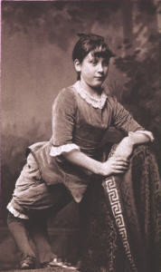 Vào thời điểm đó, "cô gái lạc đà" kiếm được 200 USD/tuần (khoảng 4,2 triệu đồng theo giá hiện tại). Ella dần trở thành người nổi tiếng với những màn biểu diễn độc đáo ở các rạp xiếc tại Mỹ.